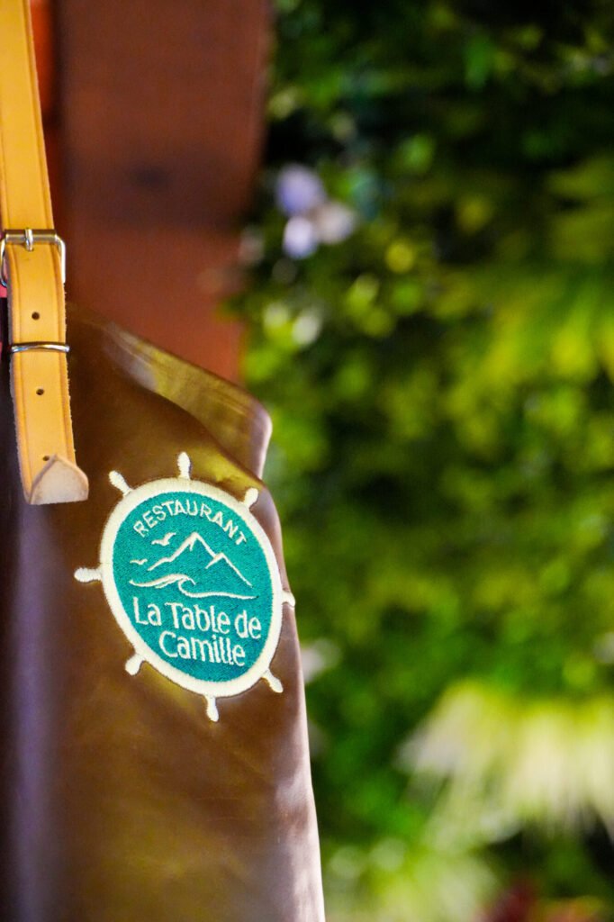 Écusson brodé Restaurant La Table de Camille sur le tablier en cuir de l'équipe