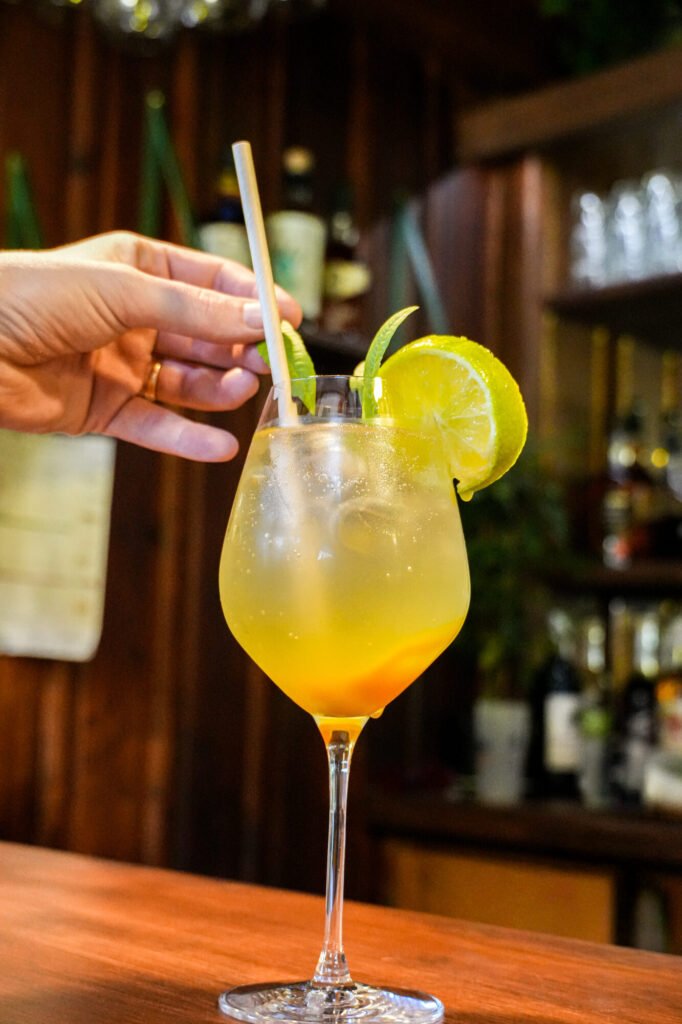 Cocktail maison au citron vert et menthe fraîche servi au bar du restaurant La Table de Camille au Grand-Bornand