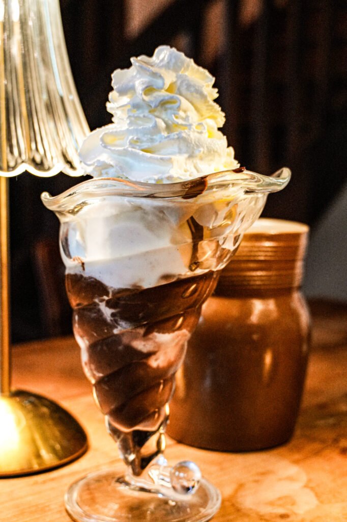 Coupe glacée chocolat et chantilly servie au restaurant La Table de Camille