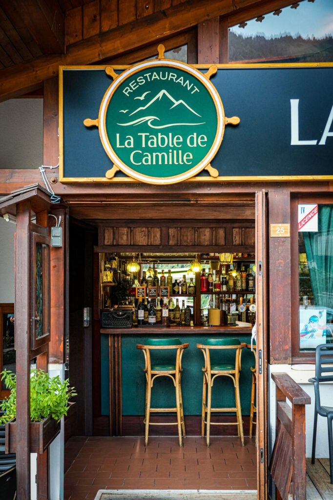 Façade et entrée du bar du restaurant La Table de Camille